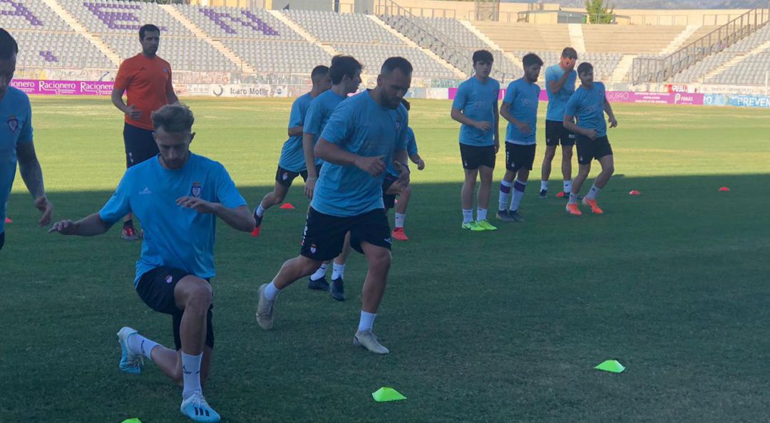 Los jugadores del Real Jaén se ejercitan en el Estadio de La Victoria. Los jugadores del Real Jaén se ejercitan en el Estadio de La Victoria.