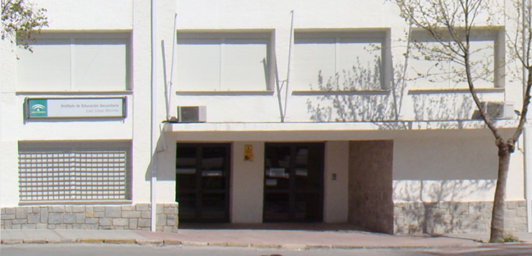 Entrada principal del IES Juan López Morillas, donde se imparten las clases del Centro de Adultos 'Puerta de Mágina' de Jódar Entrada principal del IES Juan López Morillas, donde se imparten las clases del Centro de Adultos 'Puerta de Mágina' de Jódar