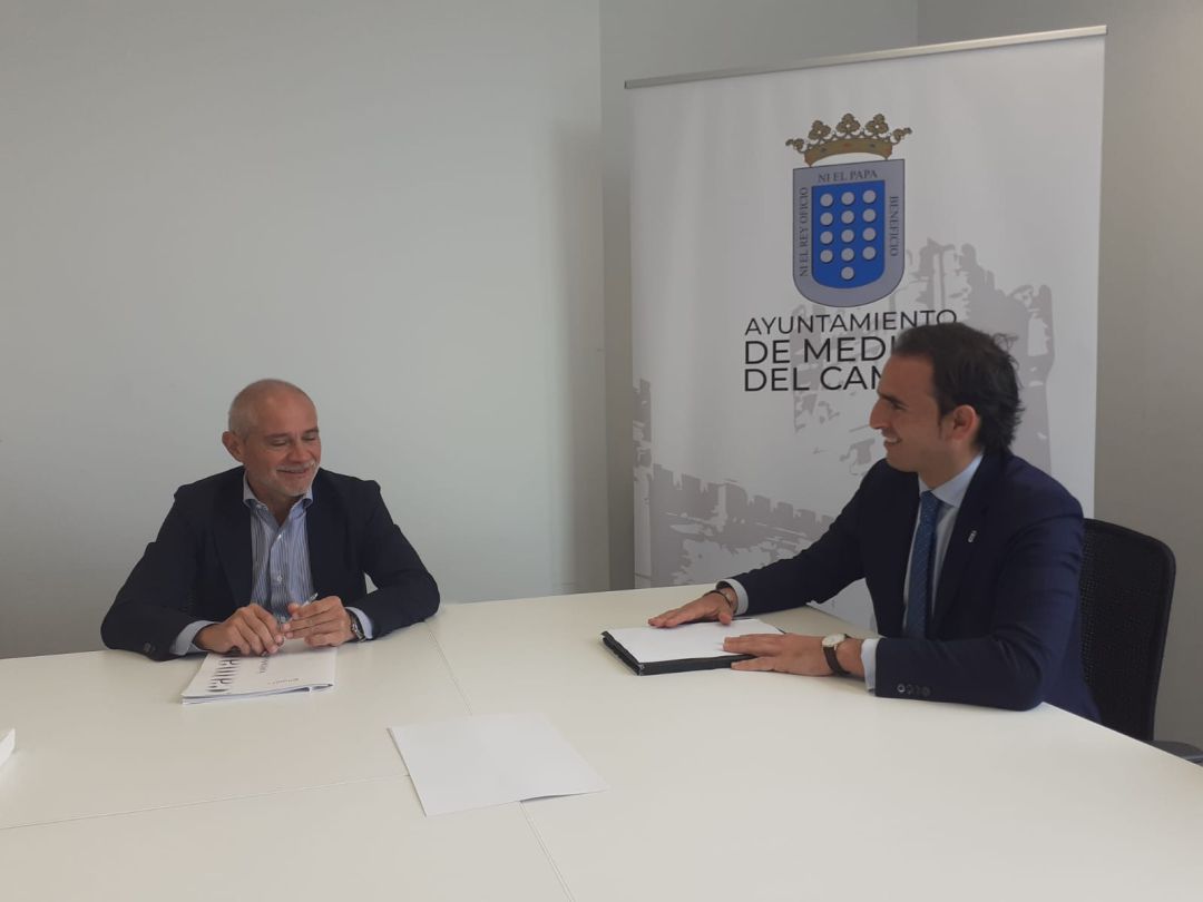 Momento de la reunión entre el Ayuntamiento de Medina y la Cámara de Comercio de Valladolid Momento de la reunión entre el Ayuntamiento de Medina y la Cámara de Comercio de Valladolid