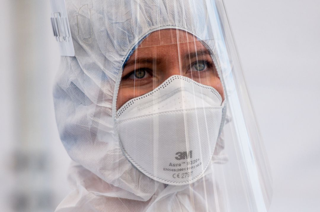 Una sanitaria, con su material de protección. Una sanitaria, con su material de protección.