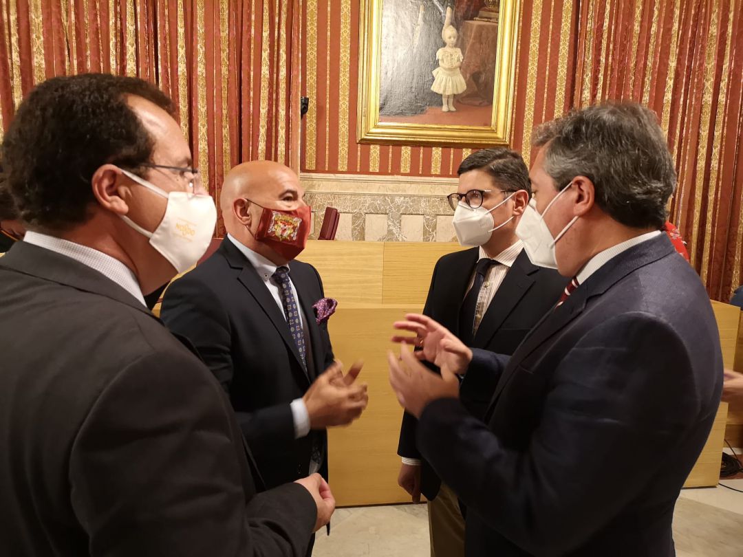 De izquierda a derecha, el delegado municipal de Fiestas Mayores, Juan Carlos Cabrera; el presidente del Gremio de Arte Sacro, Francisco Carrera 'Paquili'; el portavoz de Ciudadanos, Álvaro Pimentel; y el alcalde Juan Espadas De izquierda a derecha, el delegado municipal de Fiestas Mayores, Juan Carlos Cabrera; el presidente del Gremio de Arte Sacro, Francisco Carrera 'Paquili'; el portavoz de Ciudadanos, Álvaro Pimentel; y el alcalde Juan Espadas