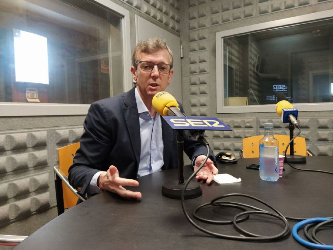 Alfonso Rueda en los estudios de Radio Vigo Alfonso Rueda en los estudios de Radio Vigo