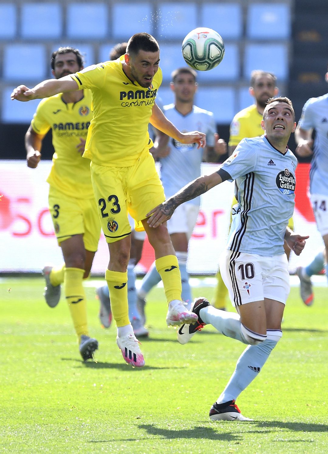 Moi Gómez controla un balón ante Aspas Moi Gómez controla un balón ante Aspas