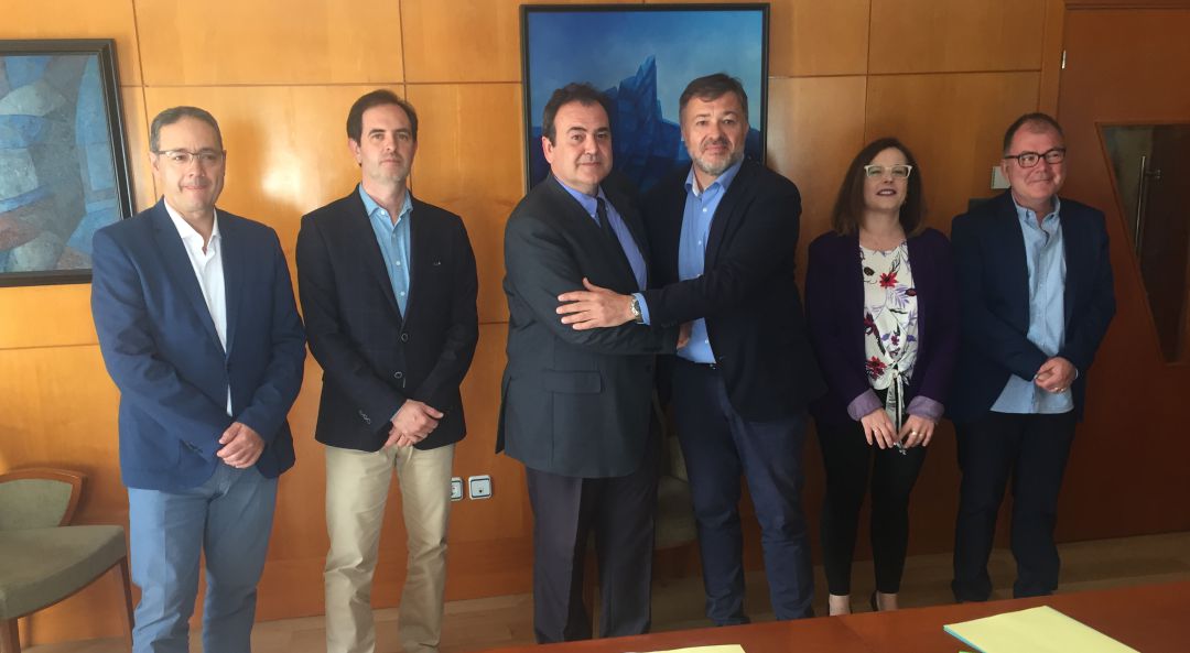 Rúbrica del pacto de Gobierno hace un año Rúbrica del pacto de Gobierno hace un año