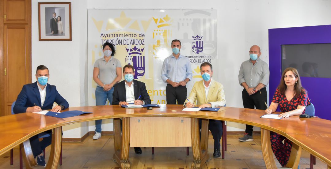 Firma del Pacto por Torrejón (PP, PSOE, Podemos) Firma del Pacto por Torrejón (PP, PSOE, Podemos)