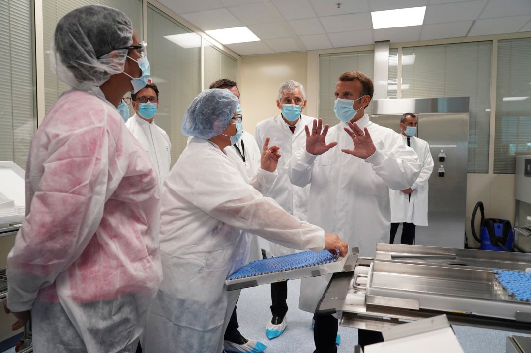 Emmanuel Macron, durante la visita a la unidad de vacunas del laboratorio Pasteur en Francia.
Emmanuel Macron, durante la visita a la unidad de vacunas del laboratorio Pasteur en Francia.