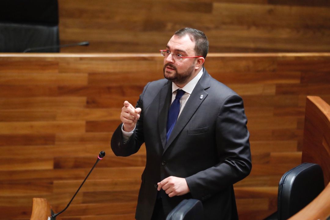 El presidente del Principado, Adrián Barbón, interviniendo en el Pleno de la Junta General. El presidente del Principado, Adrián Barbón, interviniendo en el Pleno de la Junta General.