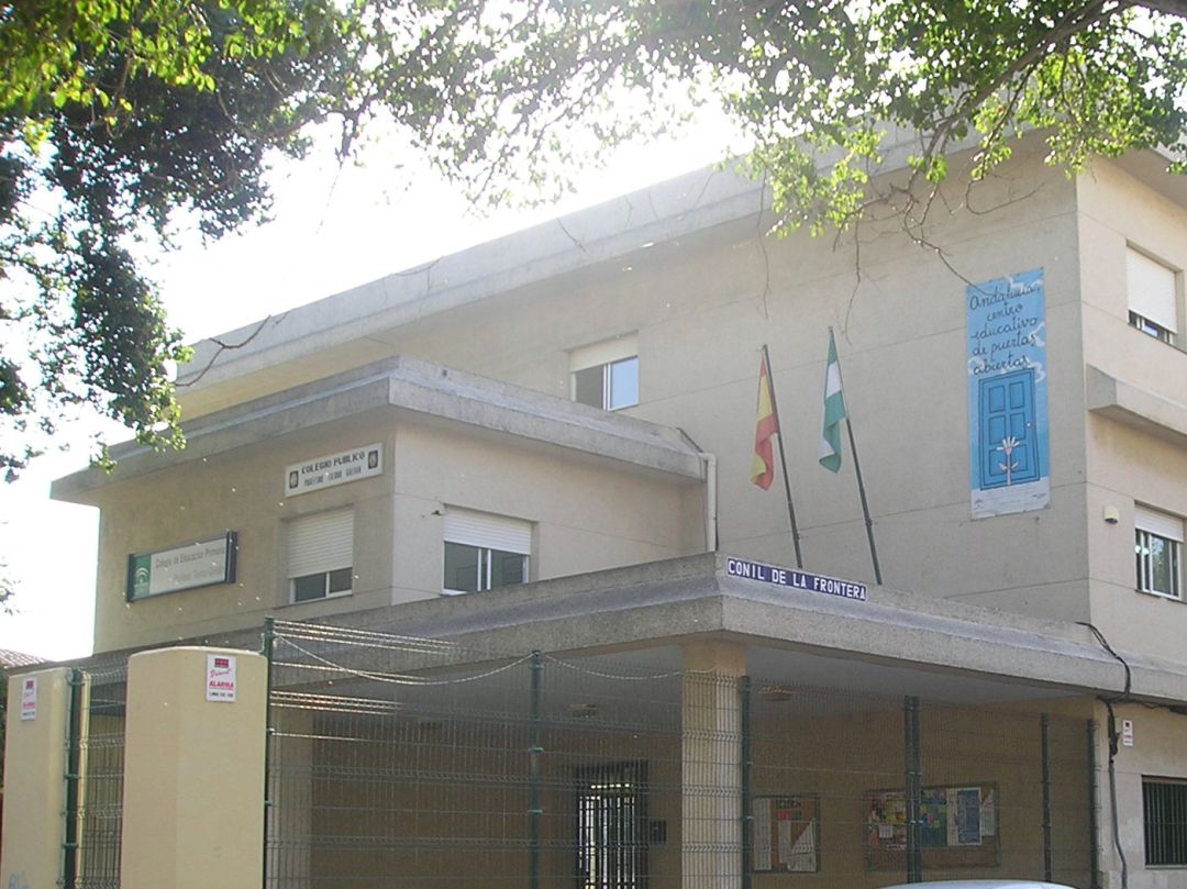 Fachada del colegio Tierno Galván de Cádiz Fachada del colegio Tierno Galván de Cádiz