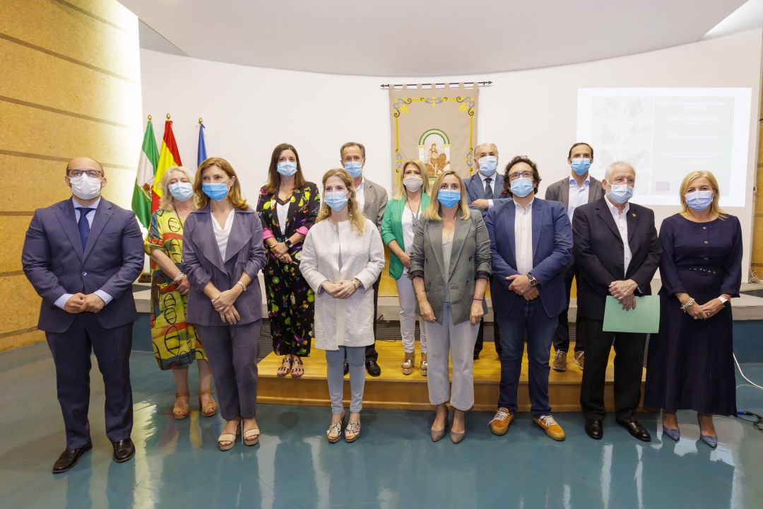 Los alcaldes y alcaldesas de los 8 municipios de más de 50.000 habitantes, en la firma del convenio junto a Marifrán Carazo y Ana Mestre Los alcaldes y alcaldesas de los 8 municipios de más de 50.000 habitantes, en la firma del convenio junto a Marifrán Carazo y Ana Mestre