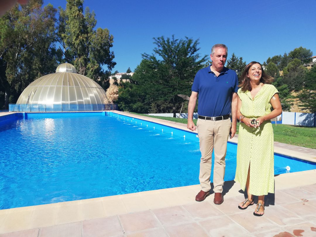 Carlos MIrasol junto a la alcaldesa, Mari Paz Fernández, en la piscina rondeña el pasado año. Carlos MIrasol junto a la alcaldesa, Mari Paz Fernández, en la piscina rondeña el pasado año.