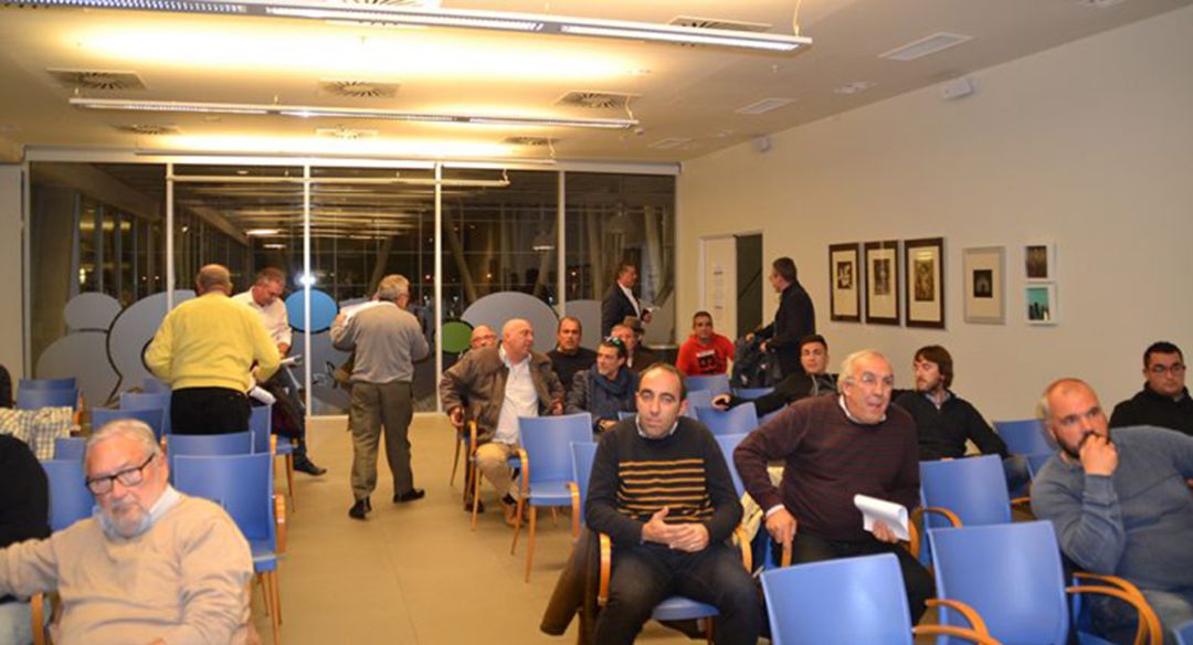 Socios abandonando la asamblea. Socios abandonando la asamblea.