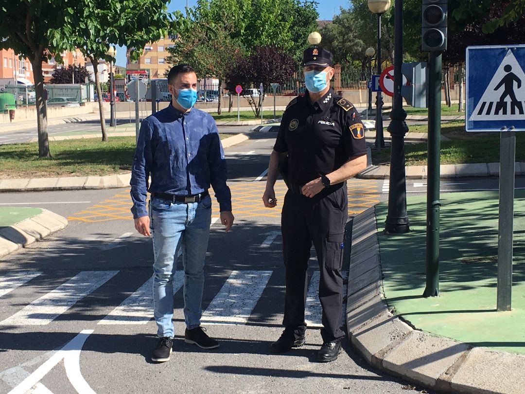 El concejal de Tráfico y el Comisario Jefe de la Policía de Petrer en el Parque Infantil de Tráfico El concejal de Tráfico y el Comisario Jefe de la Policía de Petrer en el Parque Infantil de Tráfico