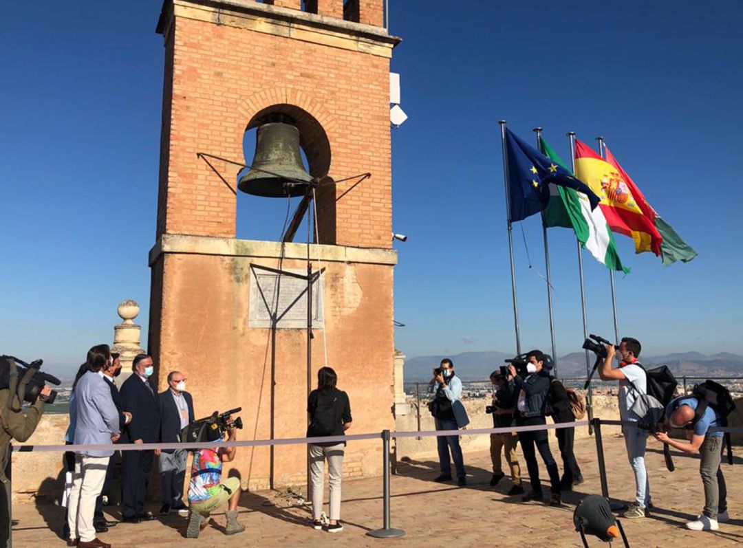 Momento simbólico de la reapertura del monumento Momento simbólico de la reapertura del monumento