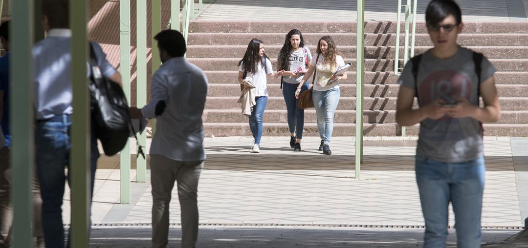 Estudiantes en el campus de la Universidad de Jaén. Estudiantes en el campus de la Universidad de Jaén.