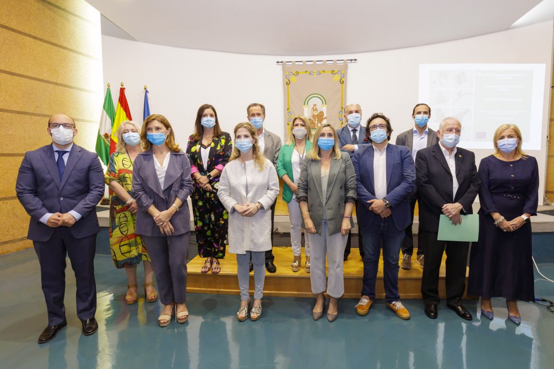 La consejera Marifrán Carazo con alcaldes de la provincia en la firma de los convenios para rehabilitar viviendas La consejera Marifrán Carazo con alcaldes de la provincia en la firma de los convenios para rehabilitar viviendas