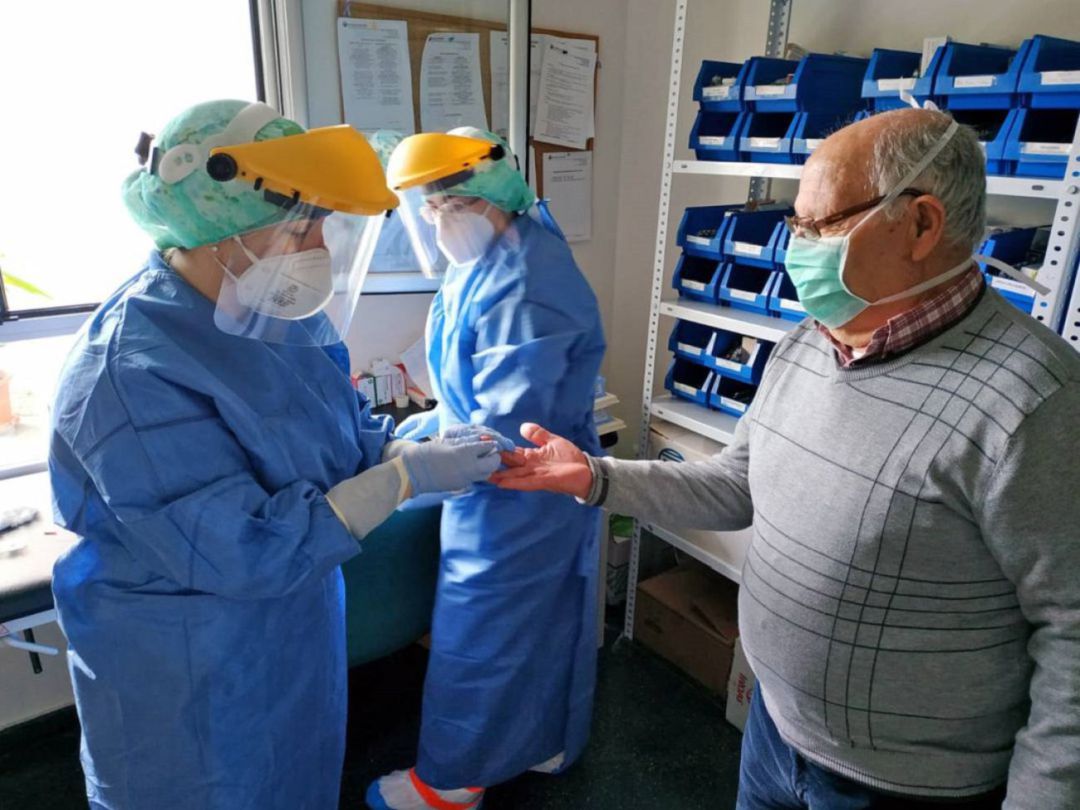 Profesionales sanitarios realizan prueba a un usuario de la Residencia de Mayores Sierra Mágina de Bedmar, donde no se ha dado ningún confirmado y ningún fallecido Profesionales sanitarios realizan prueba a un usuario de la Residencia de Mayores Sierra Mágina de Bedmar, donde no se ha dado ningún confirmado y ningún fallecido