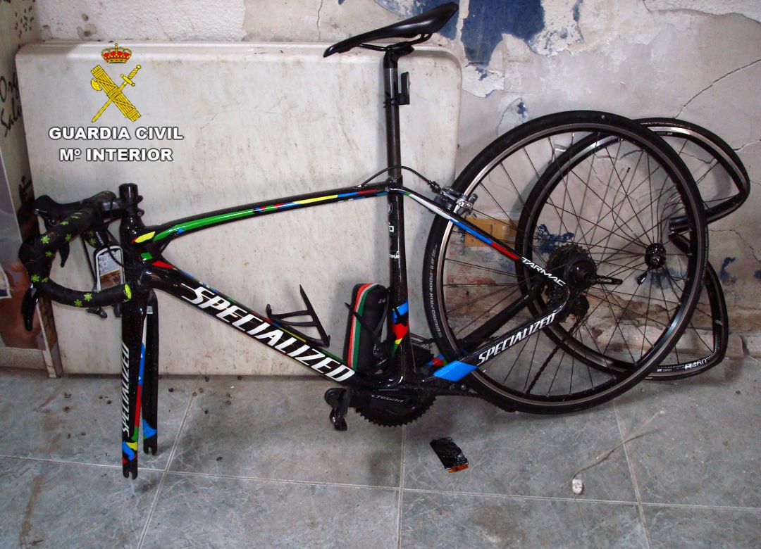 La Guardia Civil investiga a un motorista que causó lesiones graves a un ciclista por conducción temeraria La Guardia Civil investiga a un motorista que causó lesiones graves a un ciclista por conducción temeraria