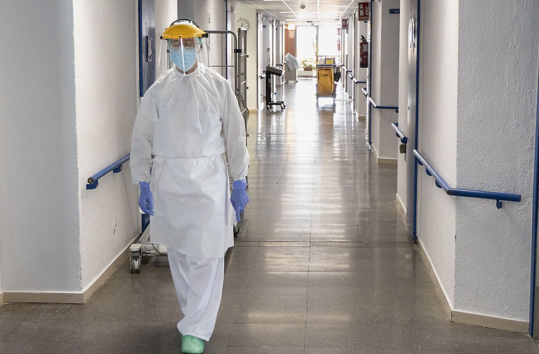 Los sanitarios siguen combatiendo el virus. Los sanitarios siguen combatiendo el virus.