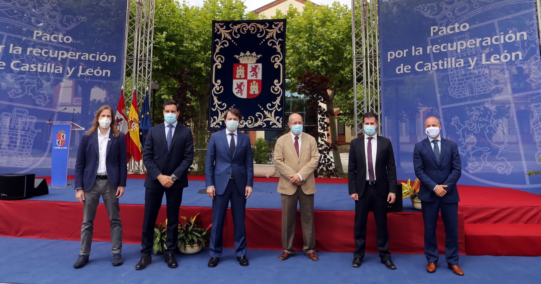 El presidente de la Junta de Castilla y León, Alfonso Fernández Mañueco, junto al vicepresidente, Francisco Igea, firman el Pacto por la Recuperación Económica, el Empleo y la Cohesión Social en Castilla y León con el portavoz parlamentario del Partido Socialista, Luis Tudanca, así como con otros portavoces El presidente de la Junta de Castilla y León, Alfonso Fernández Mañueco, junto al vicepresidente, Francisco Igea, firman el Pacto por la Recuperación Económica, el Empleo y la Cohesión Social en Castilla y León con el portavoz parlamentario del Partido Socialista, Luis Tudanca, así como con otros portavoces