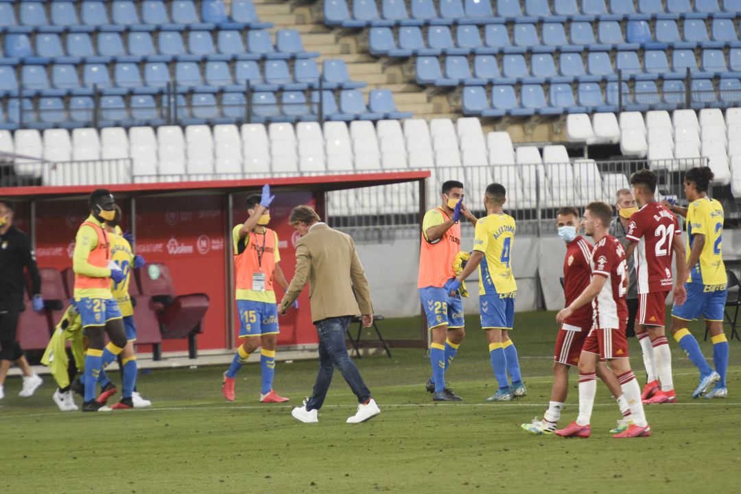 Guti se marcha del Estadio cabizbajo después de perder ante Las Palmas. Guti se marcha del Estadio cabizbajo después de perder ante Las Palmas.