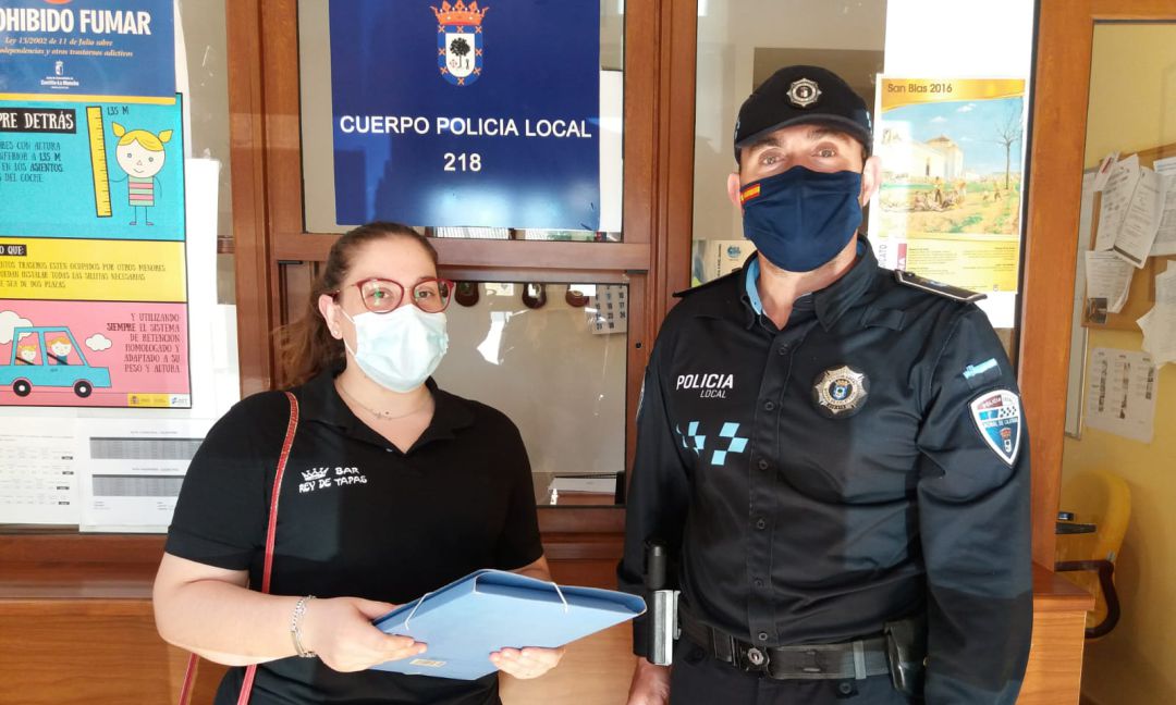 Ángela Gómez, vecina de Moral de 24 años de edad, durante la entrega de la carpeta con más de 2.400 euros en la comisaria de la Policía Local Ángela Gómez, vecina de Moral de 24 años de edad, durante la entrega de la carpeta con más de 2.400 euros en la comisaria de la Policía Local