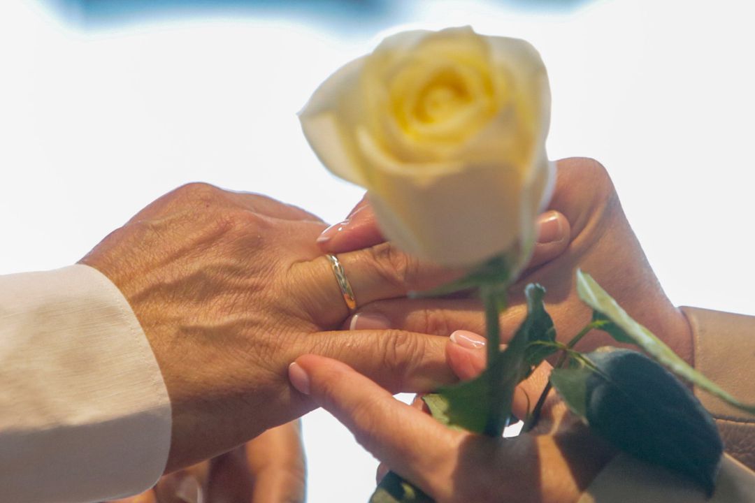 Una pareja se coloca las alianzas en la celebración de su boda Una pareja se coloca las alianzas en la celebración de su boda