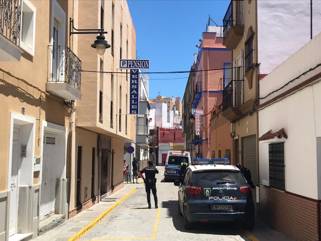 La Policía controla los accesos a la pensión Zagora en Algeciras La Policía controla los accesos a la pensión Zagora en Algeciras