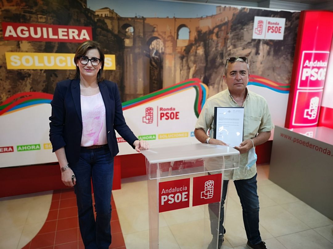 Isabel Aguilera, líder de la formación en Ronda, junto al secretario de infraestructuras del PSOE rondeño Isabel Aguilera, líder de la formación en Ronda, junto al secretario de infraestructuras del PSOE rondeño