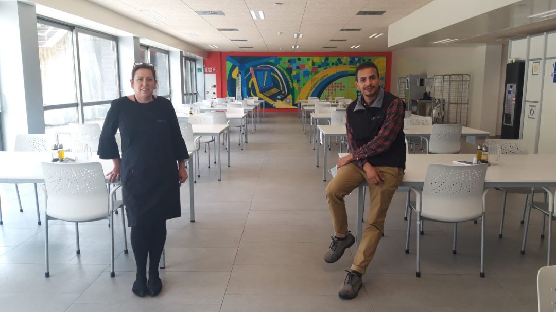 Mireia y Ahmed posan en el comedor de Tekniker Mireia y Ahmed posan en el comedor de Tekniker