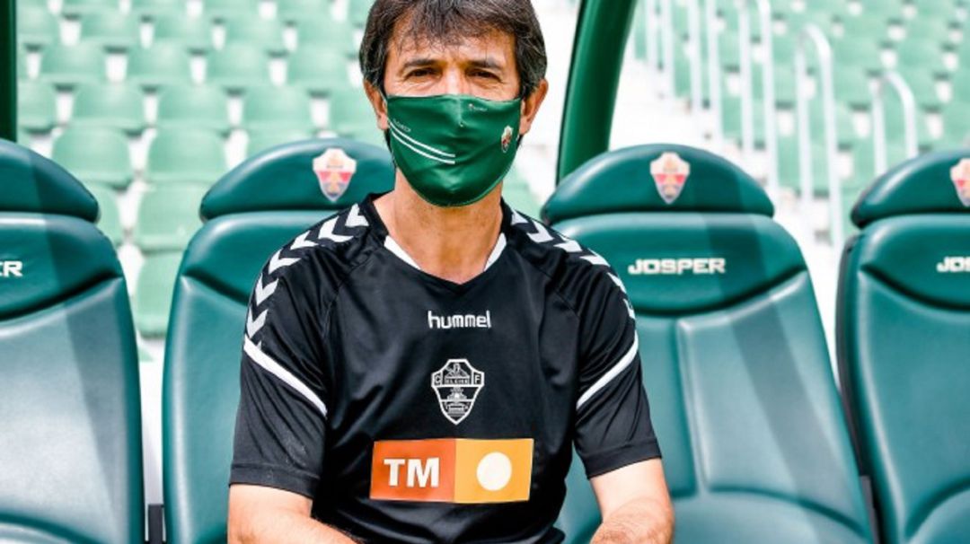 Pacheta en el banquillo del Martínez Valero con la mascarilla oficial del Elche Pacheta en el banquillo del Martínez Valero con la mascarilla oficial del Elche