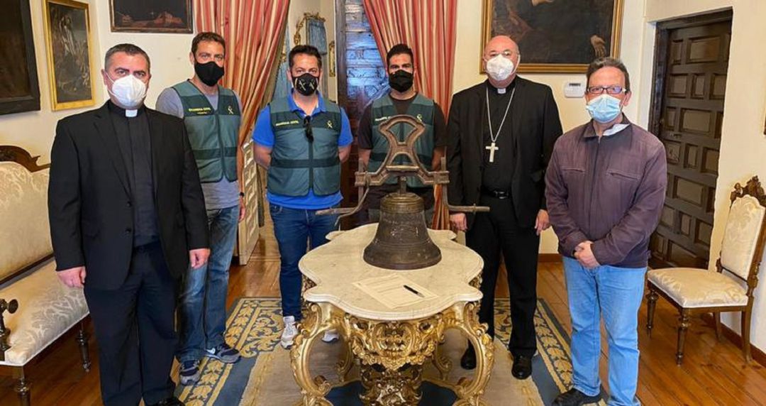 La Guardia Civil hace entrega de la Campana robada en las minas de Alquife. La Guardia Civil hace entrega de la Campana robada en las minas de Alquife.