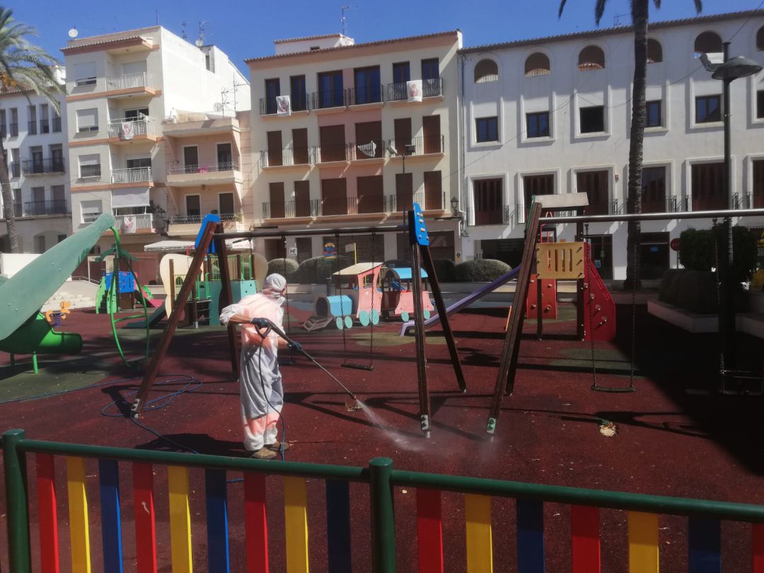 Acciones de limpieza y desinfección en los parques infantiles de Benissa Acciones de limpieza y desinfección en los parques infantiles de Benissa