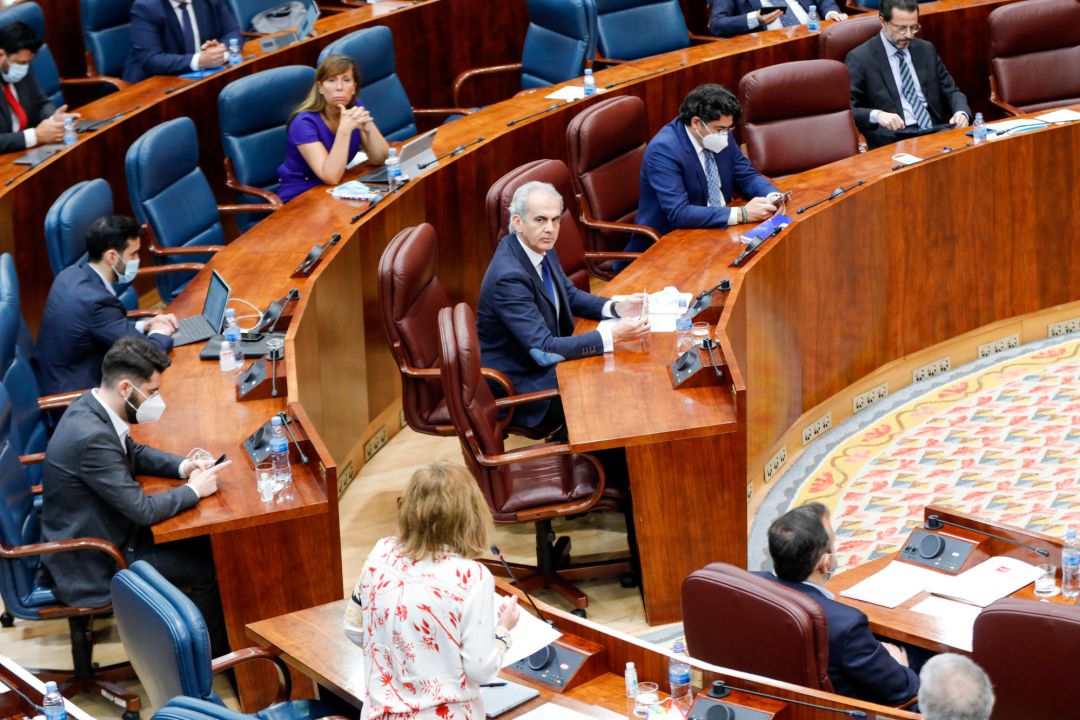 El consejero de Sanidad de la Comunidad de Madrid, Enrique Ruiz Escudero, interviene en la sesión plenaria en la que se debaten los planes de la Comunidad de Madrid ante el fin del estado de alarma. El consejero de Sanidad de la Comunidad de Madrid, Enrique Ruiz Escudero, interviene en la sesión plenaria en la que se debaten los planes de la Comunidad de Madrid ante el fin del estado de alarma.