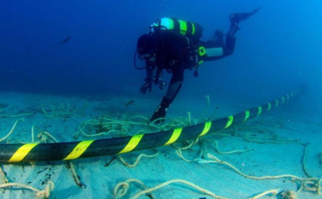 Menorca i Mallorca tornen a estar unides per un cable elèctric submarí. Menorca i Mallorca tornen a estar unides per un cable elèctric submarí.