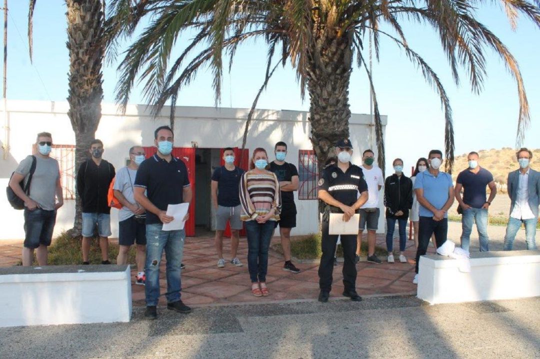 La alcaldesa de Salobreña, Maria Eugenia Rufino, recibe a los vigilantes de playas contratados por la Junta de Andalucía La alcaldesa de Salobreña, Maria Eugenia Rufino, recibe a los vigilantes de playas contratados por la Junta de Andalucía