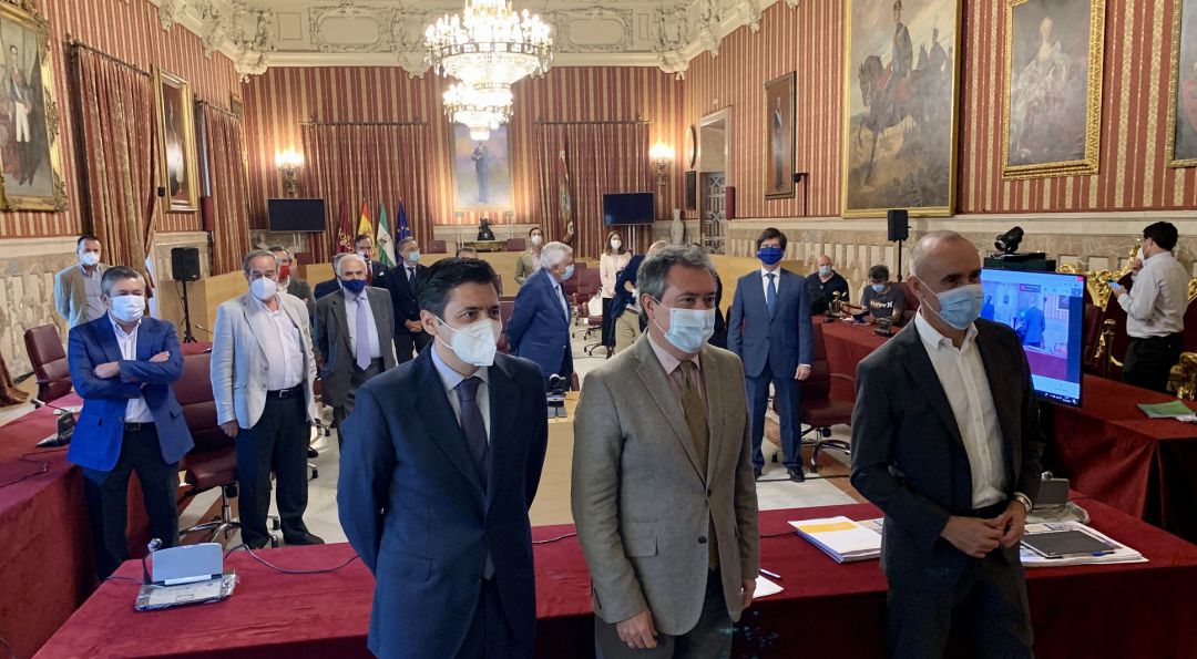 El alcalde de Sevilla junto a empresarios, constructoras y arquitectos en el Salón Colón del Ayuntamiento El alcalde de Sevilla junto a empresarios, constructoras y arquitectos en el Salón Colón del Ayuntamiento