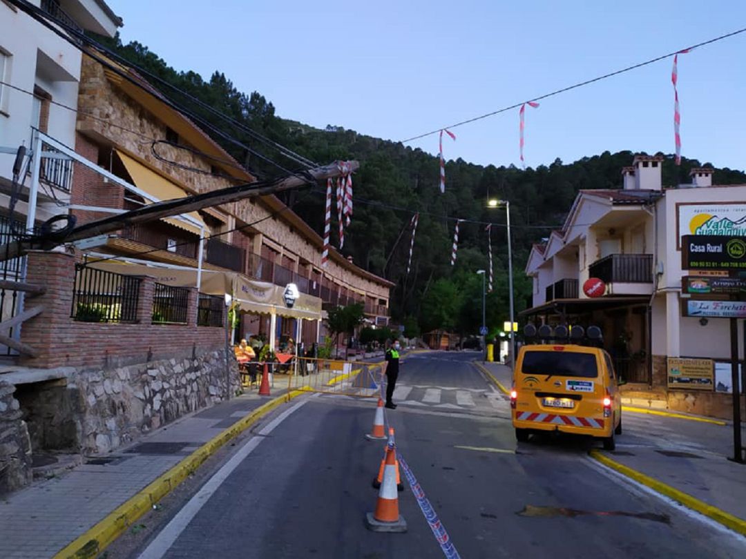 El poste quedó apoyado en una barandilla y el cableado cayó sobre la carretera El poste quedó apoyado en una barandilla y el cableado cayó sobre la carretera