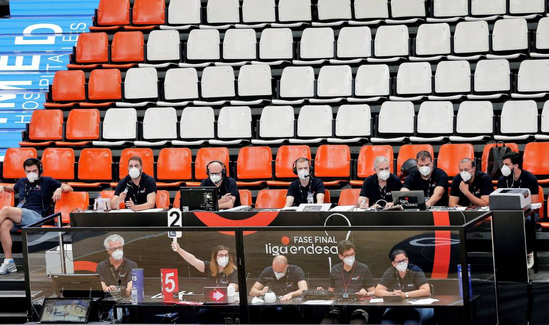 GRAFCVA6041. VALENCIA, Los encargados de la mesa de anotaciones en esta fase final de la Liga ACB durante el primer partido de la segunda jornada que disputan Mora Banc Andorra y Valencia Basket Club en el pabellón de la Fuente de San Luis de Valéncia. EFE, Manuel Bruque GRAFCVA6041. VALENCIA, Los encargados de la mesa de anotaciones en esta fase final de la Liga ACB durante el primer partido de la segunda jornada que disputan Mora Banc Andorra y Valencia Basket Club en el pabellón de la Fuente de San Luis de Valéncia. EFE, Manuel Bruque