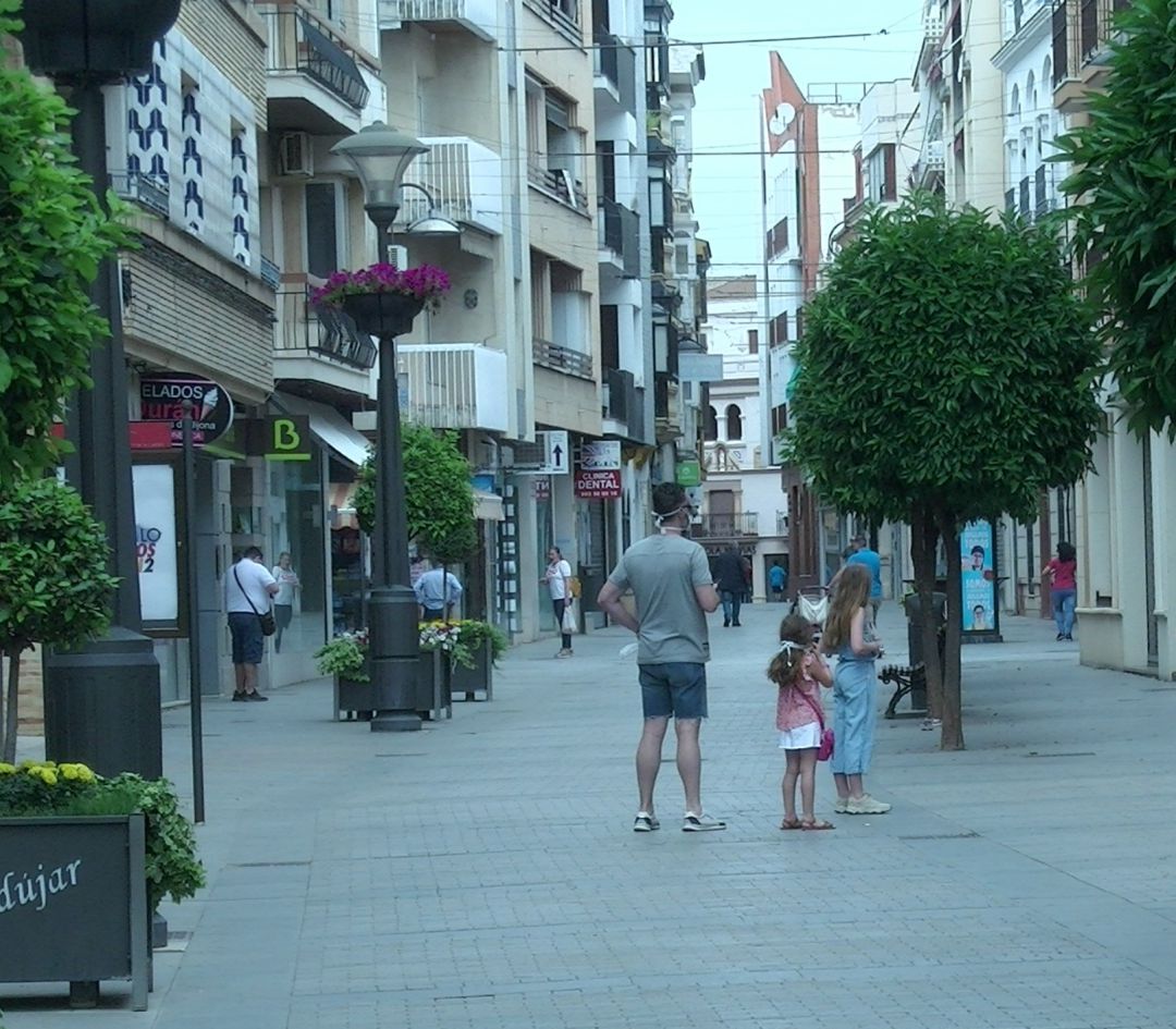 Se autoriza a los comercios el uso de la vía pública los viernes y sábados para impulsar su actividad.
Se autoriza a los comercios el uso de la vía pública los viernes y sábados para impulsar su actividad.