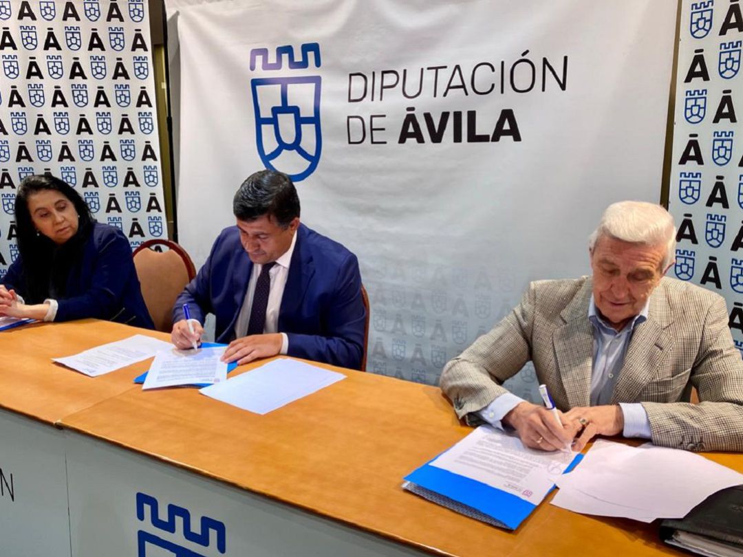 Carlos García, presidente de la Diputación, y Fernando Gutierrez, presidente del Banco de Alimentos, firman un convenio de colaboración Carlos García, presidente de la Diputación, y Fernando Gutierrez, presidente del Banco de Alimentos, firman un convenio de colaboración