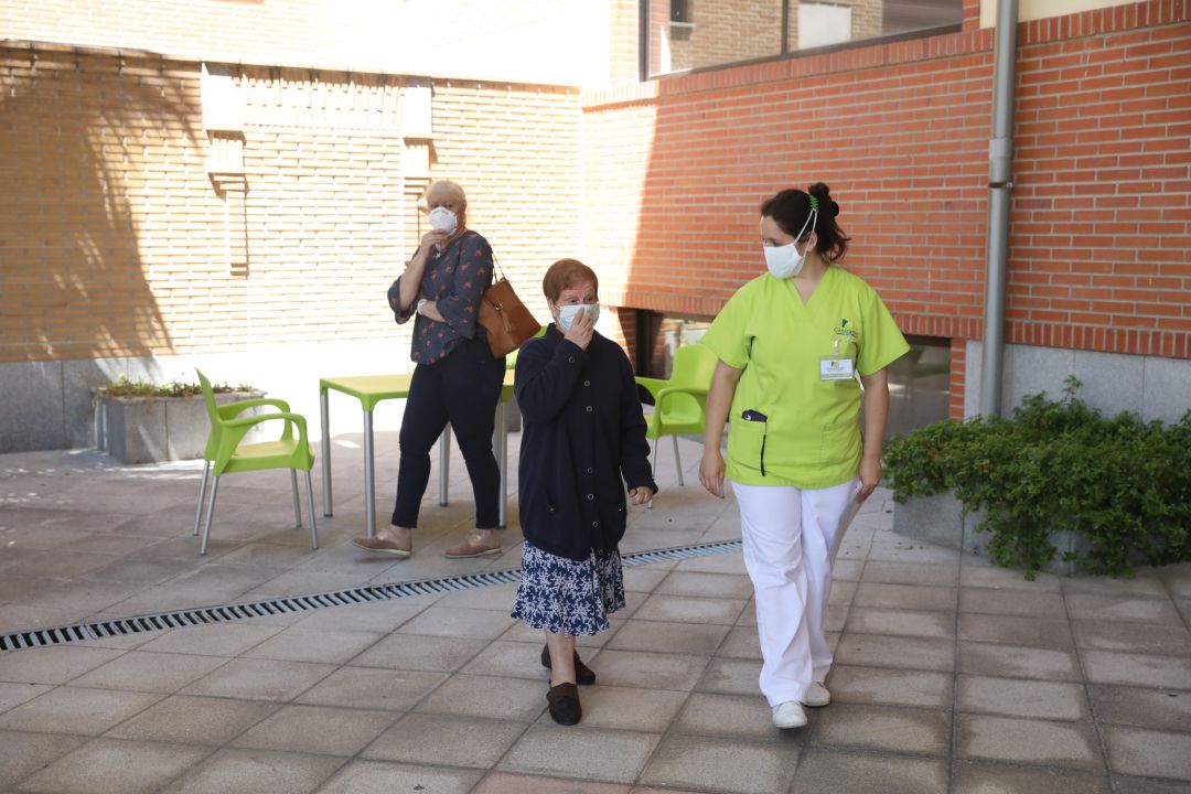 Una residente se emociona tras despedirse de una familiar durante el primer día de visitas en la Residencia Centro Casaverde Navalcarnero desde que se cerró por el coronavirus Una residente se emociona tras despedirse de una familiar durante el primer día de visitas en la Residencia Centro Casaverde Navalcarnero desde que se cerró por el coronavirus