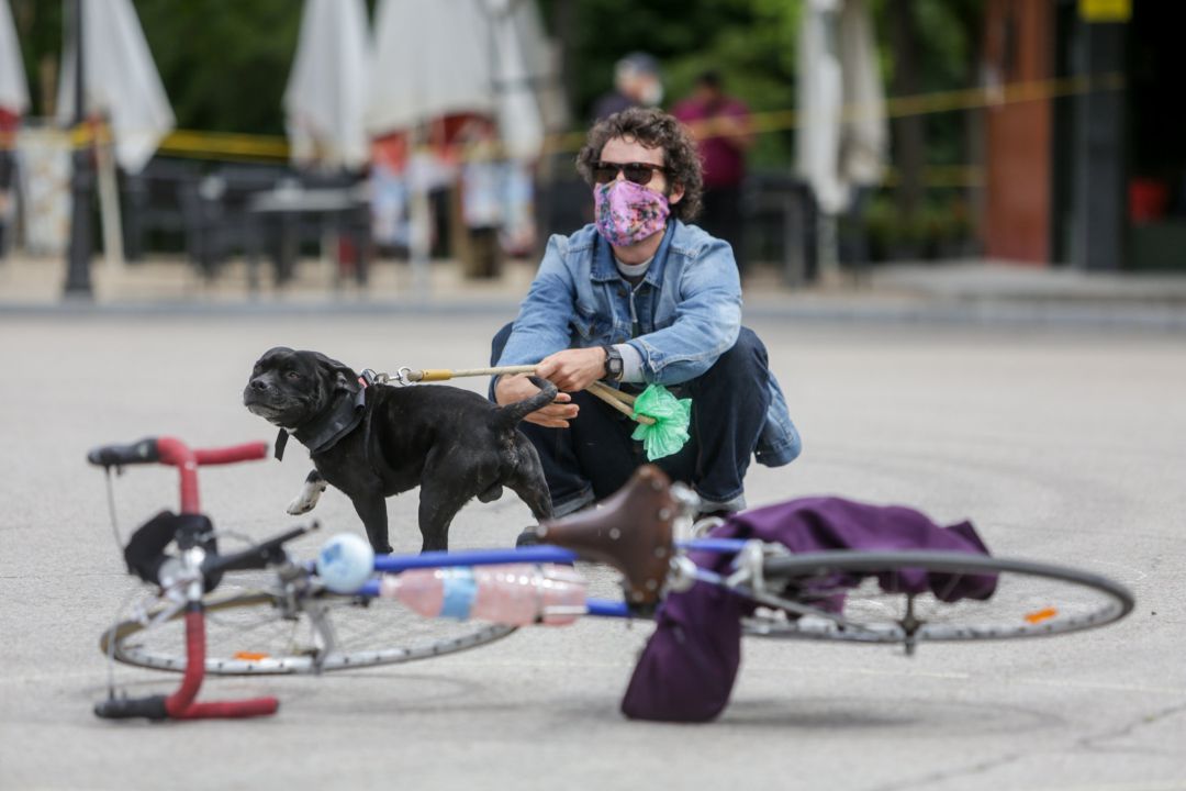 Un hombre con un perro observa a los artistas durante la presentación en El Retiro del Manifiesto Artes de Calle. Un hombre con un perro observa a los artistas durante la presentación en El Retiro del Manifiesto Artes de Calle.