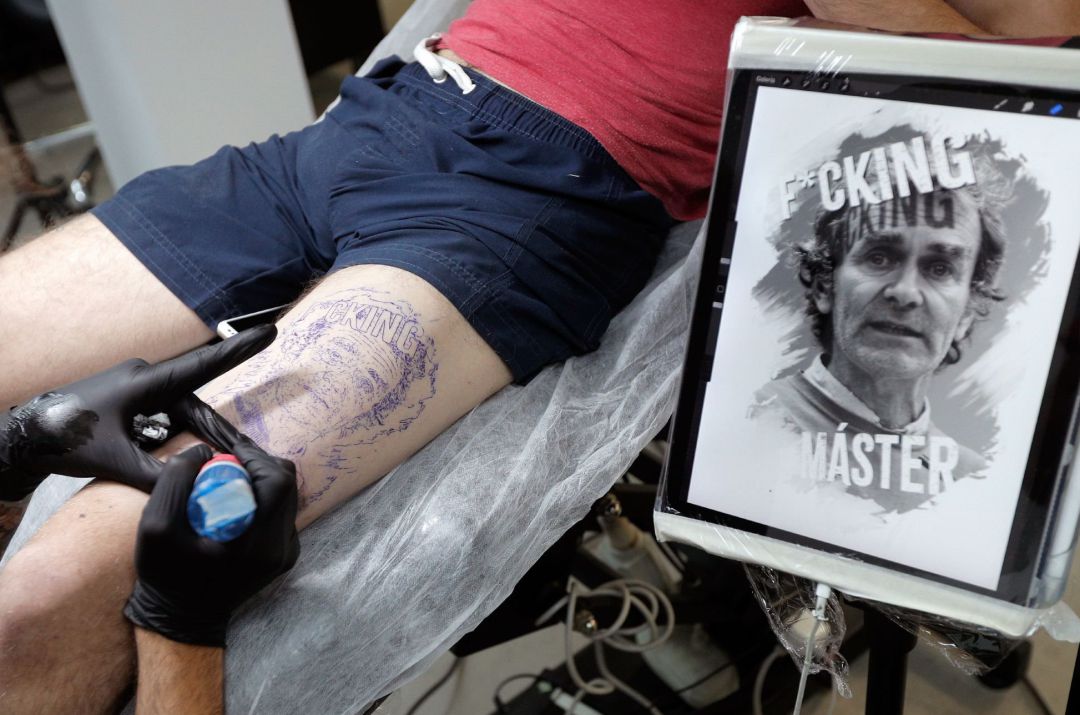Un estudio valenciano realiza el primer tatuaje del director del Centro de Coordinación de Alertas y Emergencias Sanitarias del Ministerio de Sanidad, Fernando Simón. Un estudio valenciano realiza el primer tatuaje del director del Centro de Coordinación de Alertas y Emergencias Sanitarias del Ministerio de Sanidad, Fernando Simón.