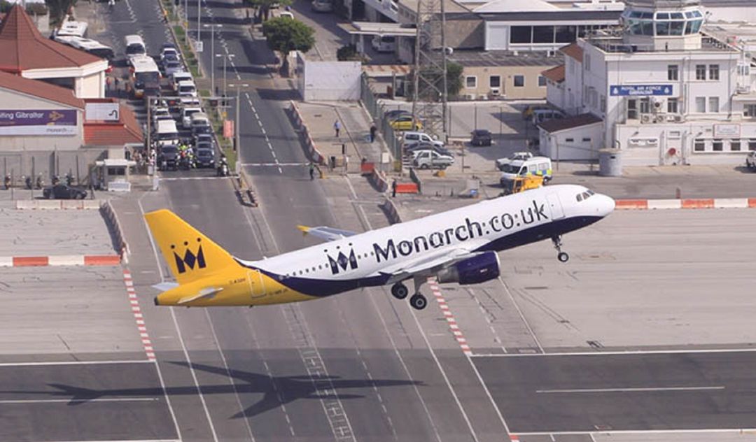 Un avión de Monarch despega en Gibraltar. Un avión de Monarch despega en Gibraltar.