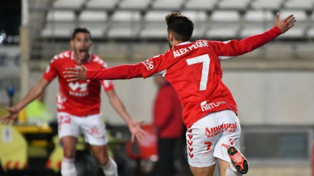 Peque celebra un gol con su equipo. Peque celebra un gol con su equipo.