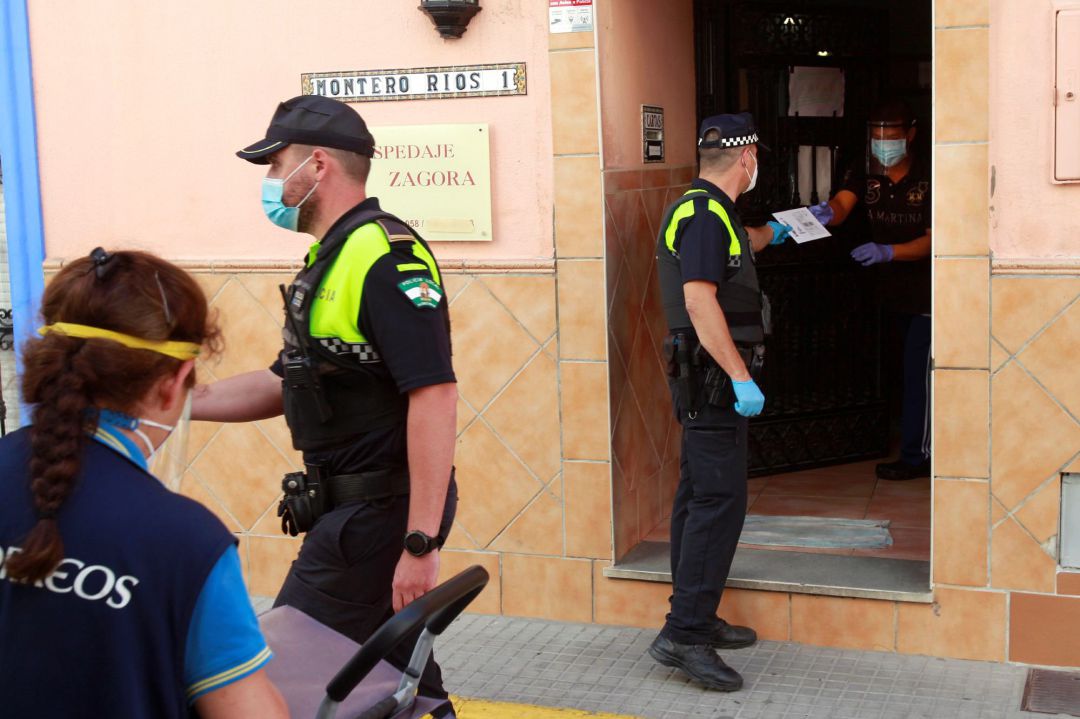 Policías entregan correspondencia al dueño de la pensión. Policías entregan correspondencia al dueño de la pensión.