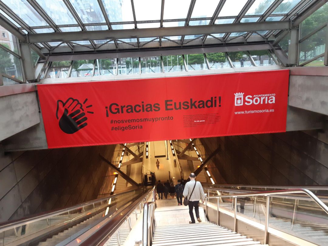 Cartel en la entrada de una boca de Metro Bilbao Cartel en la entrada de una boca de Metro Bilbao