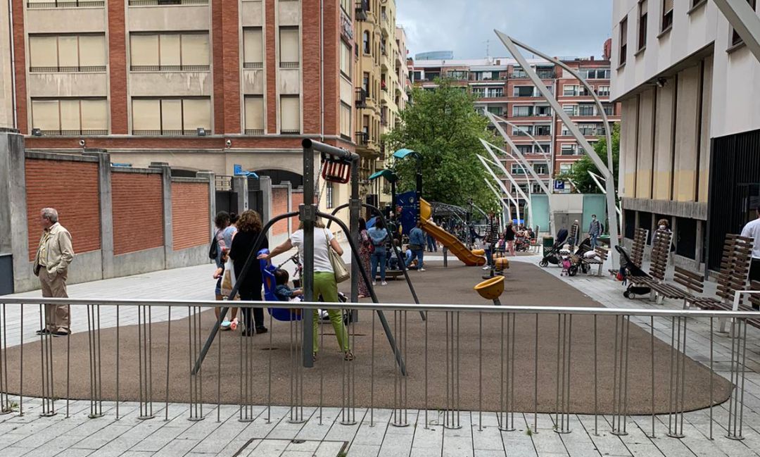 El parque de la Plaza Indautxu, en Bilbao, sobrepasado de aforo a mitad de mañana El parque de la Plaza Indautxu, en Bilbao, sobrepasado de aforo a mitad de mañana