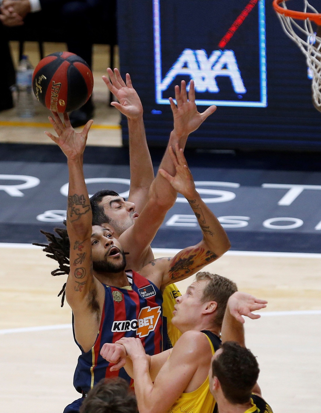 El base estadounidense de Kirolbet Baskonia, Pierriá Henrry (i), disputa un rebote ante los jugadores de Iberostar Tenerife, durante la segunda jornada de la fase final de la ACB disputado esta noche en el pabellón de la Fuente de San Luis de Valencia. El base estadounidense de Kirolbet Baskonia, Pierriá Henrry (i), disputa un rebote ante los jugadores de Iberostar Tenerife, durante la segunda jornada de la fase final de la ACB disputado esta noche en el pabellón de la Fuente de San Luis de Valencia.