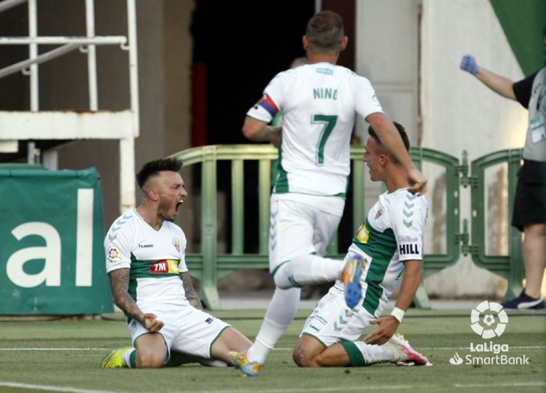 Josan y Escriche, de rodillas, celebran el gol del Elche con Nino Josan y Escriche, de rodillas, celebran el gol del Elche con Nino